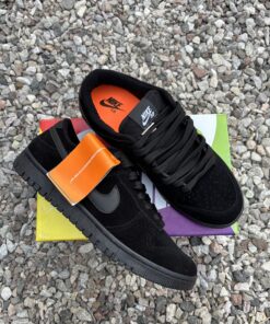 NIKE SB DUNK BLACK